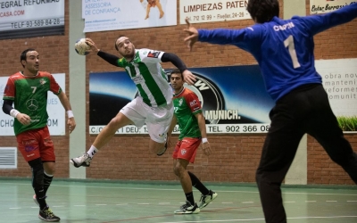 'Tonchi' Vázquez, en una jugada en el derbi contra el Sant Quirze de la setman passada | Èric Altimis - OAR Gràcia